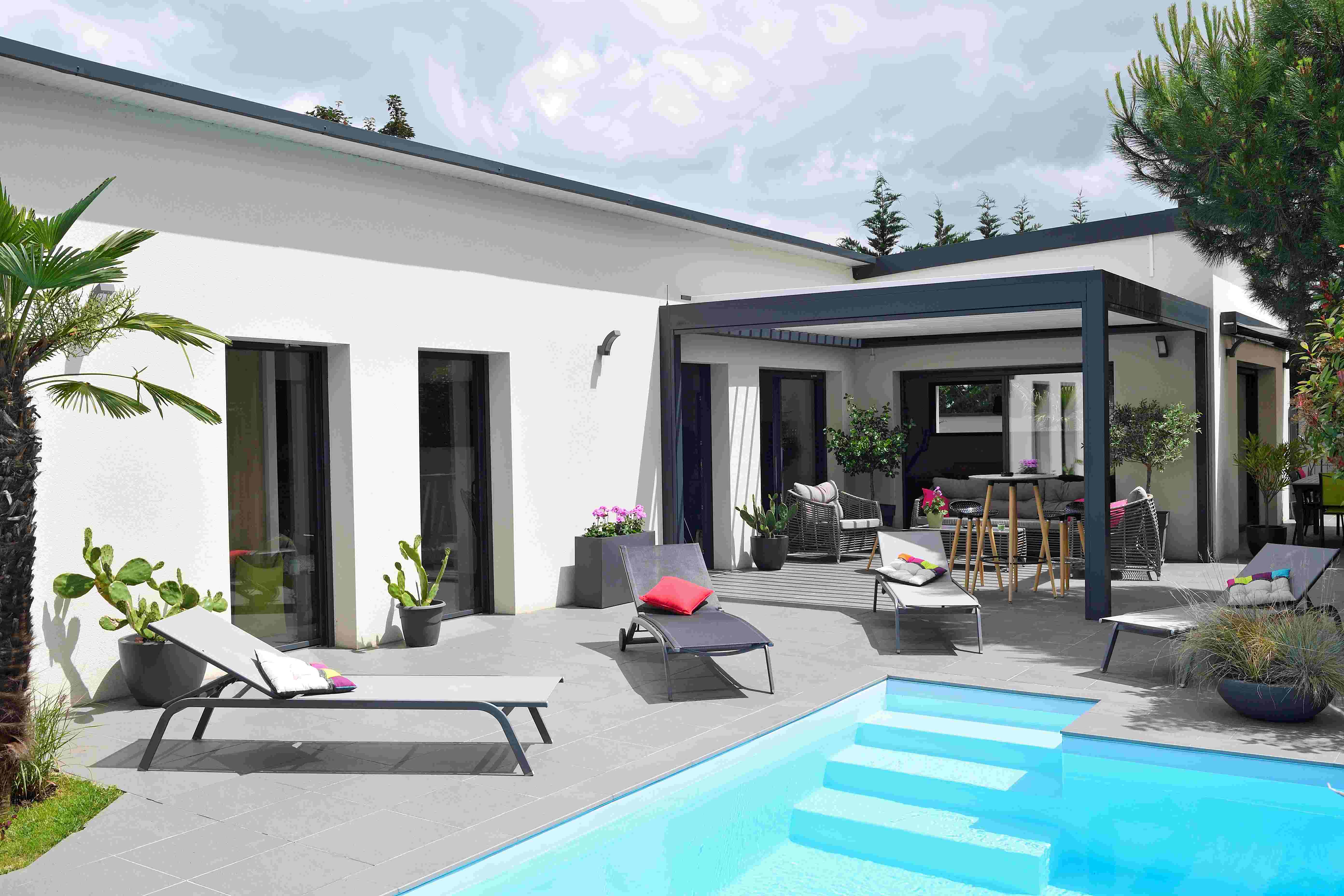 Von ROFUPA veröffentlichte Projektaufnahme: Lamellendach an einem modernen Wohnhaus