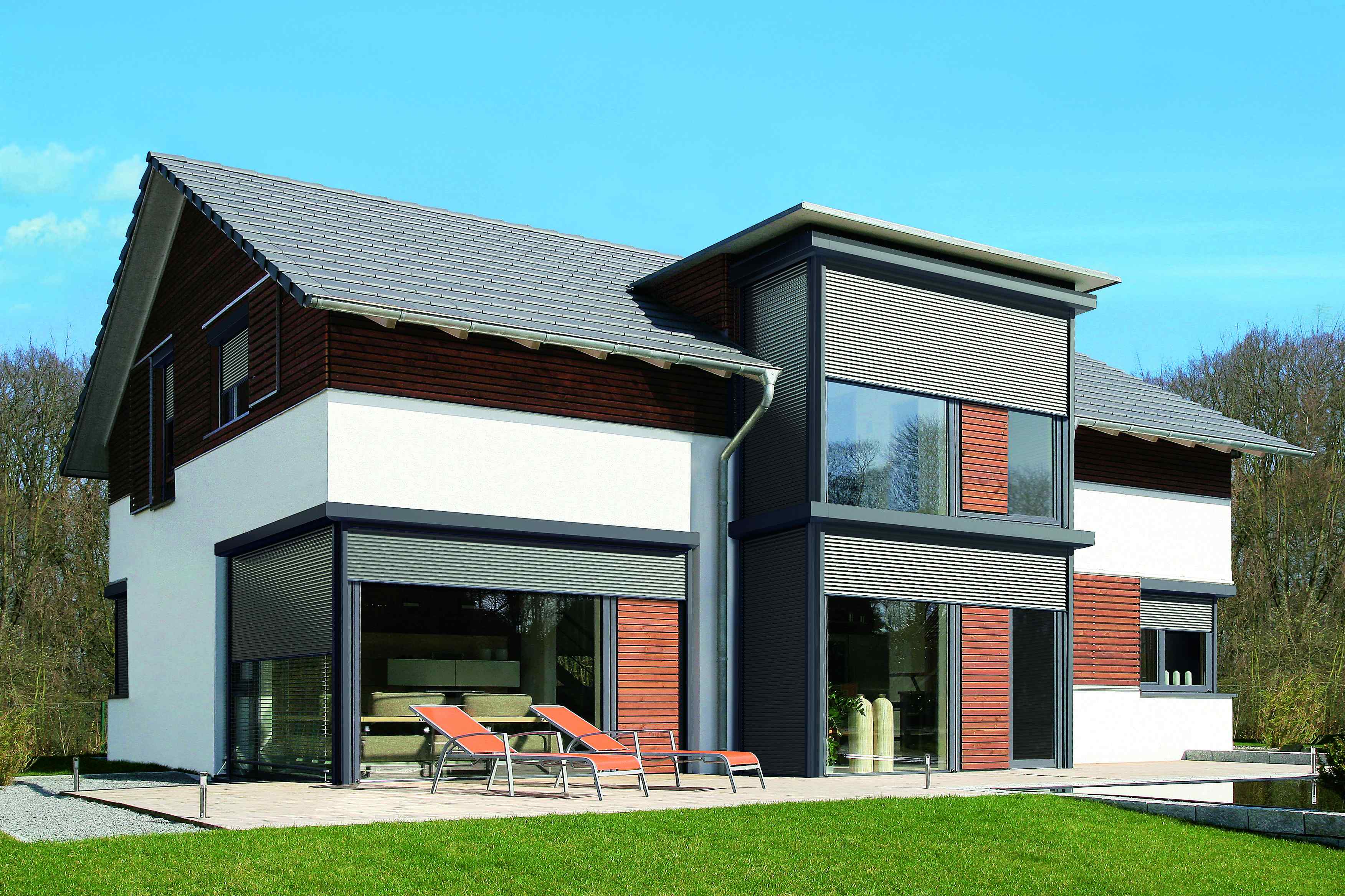 Modernes Wohnhaus mit Alulux-Vorbaurollladen